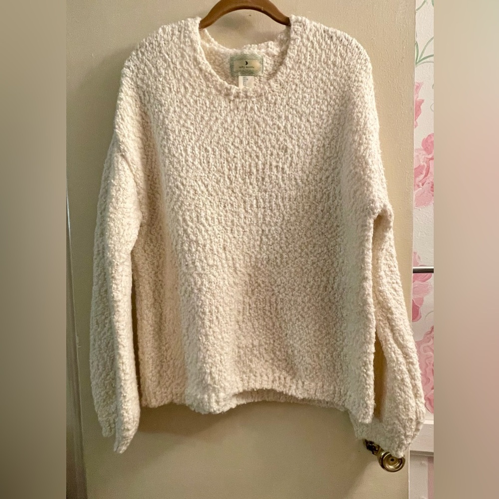 Chunky Cream Sweater
Subtle Metallic gold thread throughout 
SIZE LARGE   EUC!